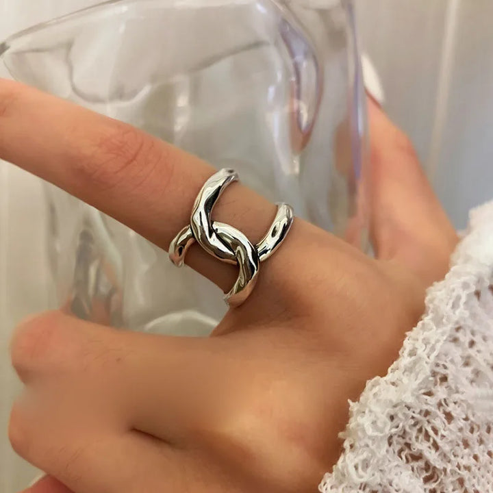 Lily Intertwined Band Ring
